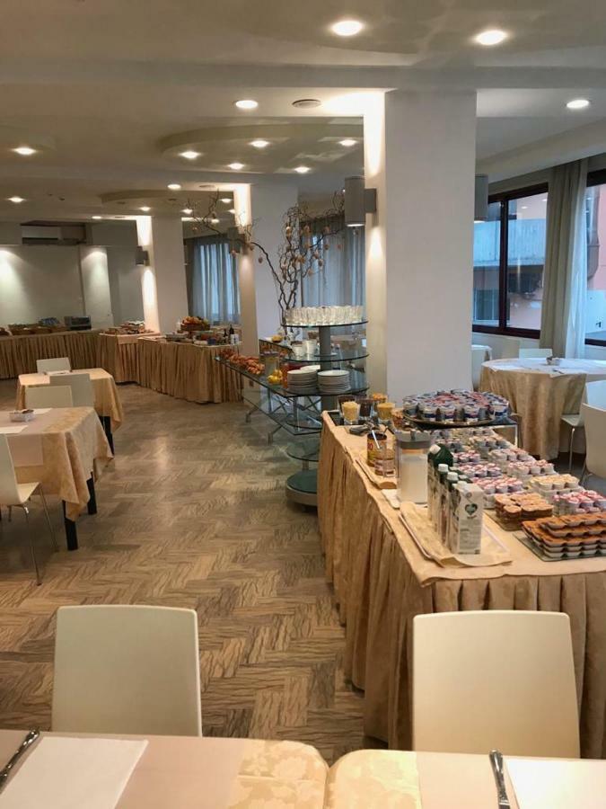 Hotel Caraibi Milano Marittima Kültér fotó