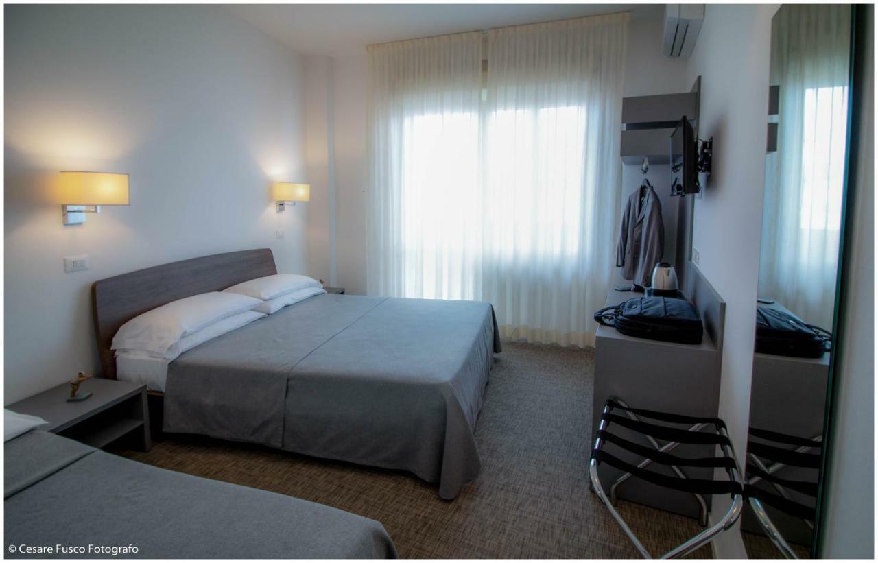 Hotel Caraibi Milano Marittima Kültér fotó